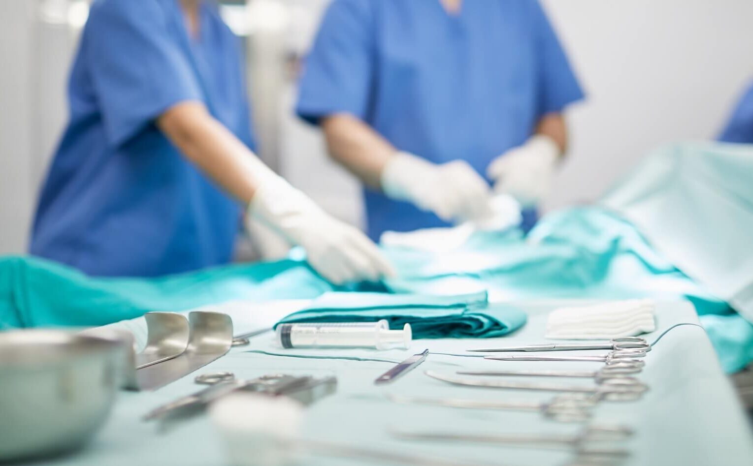 team-of-surgeons-in-operating-room-at-a-hospital-picture-id687652554